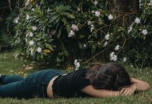 “아침부터 무기력하고 몸이 무거워요”…초여름 ‘계절성 피로’ 탈출 루틴 woman planking on the grass
