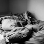 지속되는 피로, 만성피로증후군일 수 있다…원인과 해소법은? a black and white photo of an unmade bed