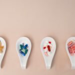 ‘영양 & 보충제’, 내 몸에 맞는 똑똑한 선택이 중요해 A row of spoons filled with different types of pills