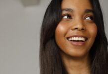 일상 속 헤어 건강, ‘자연스러운 관리’가 트렌드로 a woman holding a hair brush in her hand