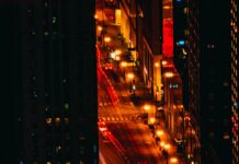 일상의 불규칙한 빛과 소음이 생체시계를 어지럽히는 과정 aerial view photography of vehicles at nighttime