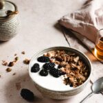일상 속 스트레스, ‘작은 변화’로 조절한다… 건강 트렌드 따라 해보는 실천 팁 a bowl of yogurt with blackberries and granola
