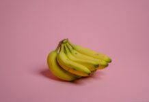 내 몸이 건강해지는 식단, 일상에서 실천하는 방법은? yellow banana fruit on pink surface