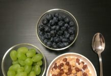 “맞춤형 영양이 대세…우리집 식탁에도 ‘개인화’ 바람” a bowl of cereal, a bowl of grapes and a bowl of cereal