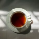 일상 속에서 실천하는 대체요법, 건강 트렌드로 자리잡다 a cup of tea sitting on top of a table