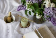 바쁜 일상 속 건강 챙기기, ‘슬로우 리빙’이 답이다 a vase of flowers and a whisk on a table