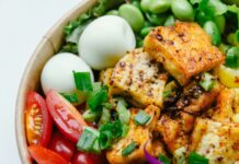 집에서도 손쉽게, 마인드풀 식사로 건강 챙기기 열풍 two boiled eggs