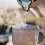 스트레스, 생활 습관 변화로 관리하는 시대… 일상 속 작은 변화가 해답 a glass pouring water into a cup