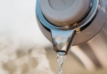 스트레스, 생활 습관 변화로 관리하는 시대… 일상 속 작은 변화가 해답 a glass pouring water into a cup