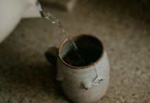 “나를 위한 작은 변화, 웰니스 문화가 일상으로 스며든다” a cup of coffee is being filled with water