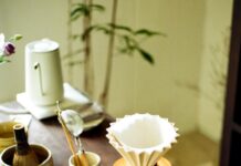 일상 속에서 실천하는 웰니스 문화, 건강한 삶의 새로운 흐름 Various tea ceremony utensils arranged on a wooden table.