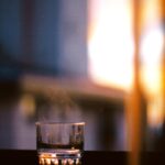 ‘마시면서 건강 챙긴다’… 꾸준히 뜨는 워터 플래닝, 일상 속 적용법은? a glass of water sitting on a window sill