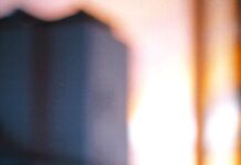 ‘마시면서 건강 챙긴다’… 꾸준히 뜨는 워터 플래닝, 일상 속 적용법은? a glass of water sitting on a window sill