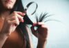 내 머리카락, 건강하게 지키는 새로운 라이프스타일이 뜬다 Woman examining split ends of hair with magnifying glass