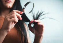 내 머리카락, 건강하게 지키는 새로운 라이프스타일이 뜬다 Woman examining split ends of hair with magnifying glass