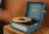 마음 돌보기, 일상 속에서 시작하세요… 새롭게 떠오르는 정신건강 관리 트렌드 A blue record player with a record on it.
