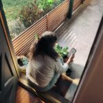 만성피로, 일상에서 벗어나는 실천법은? Woman sitting on balcony with smartphone