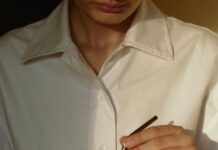 일상 속 웰니스 문화, 작은 변화가 만드는 건강한 습관 person in white button up shirt holding clear drinking glass with green liquid