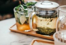 집에서 실천하는 대체요법, 나에게 맞는 건강 루틴 찾기 clear glass mug on tray