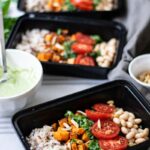 달라진 식단 트렌드, 똑똑하게 실천하는 법 a couple trays of food