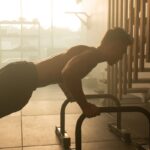 “근육, 내 몸을 바꾸는 새로운 건강 열쇠…일상 속 근력 강화 실천법 주목” a man is doing push ups on a machine