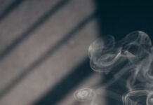 집에서도 실천하는 대체요법, 일상 속 건강관리 트렌드로 자리잡다 white smoke on brown wooden table