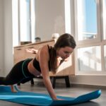 집에서도 즐기는 필라테스, 운동 초보자도 쉽게 실천하는 방법 a woman doing a plank exercise on a yoga mat